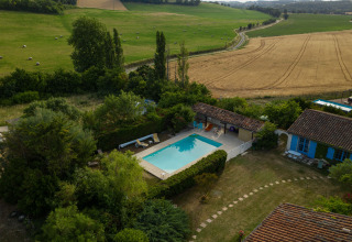 Luftaufnahme von Nature's Pace Holidays - Glamping Occitanie mit Pool, Feldern und ländlichem Gebäude.