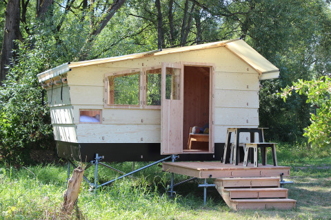 Glamping-Unterkunft 'WERKHAUS destinature - Basic Lodge' in Niedersachsen mit Holzbauweise im Grünen.
