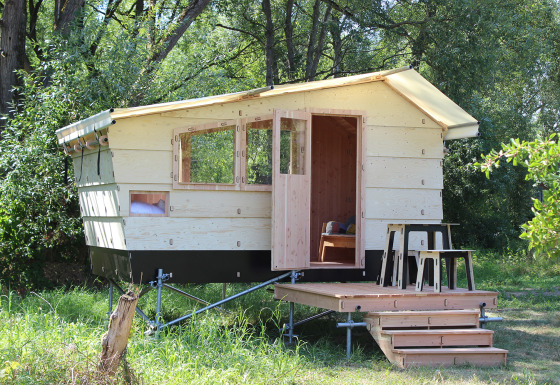 Glamping-Unterkunft 'WERKHAUS destinature - Basic Lodge' in Niedersachsen mit Holzbauweise im Grünen.