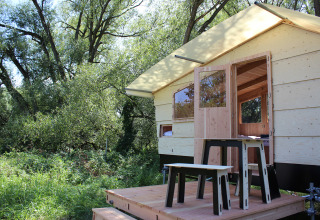 Glamping accommodatie in de natuur met een moderne houten lodge en terras bij Werkhaus Destinature in Nedersaksen.