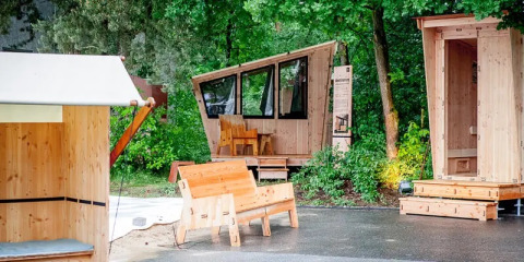 Alojamiento glamping llamado WERKHAUS destinature Basic lodge con cabañas de madera en un bosque de Baja Sajonia.