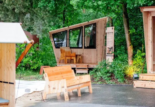 Alloggio glamping denominato WERKHAUS destinature Basic lodge con cabine di legno in una foresta della Bassa Sassonia.