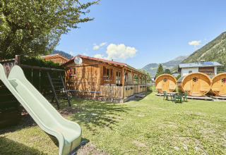 Glamping at Camping Dreilandereck - Lodge & Wijnvat Tirol with cozy lodges, wine barrels and playground.