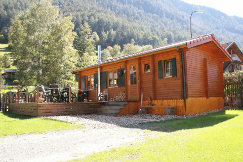 Wooden lodge with deck, mountain views at Camping Dreilandereck - Lodge & Wijnvat Tirol glamping site.