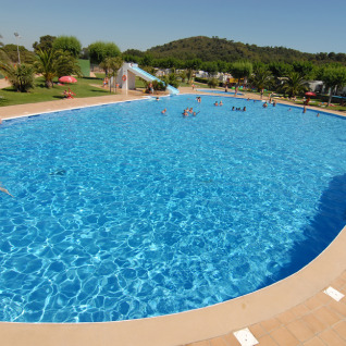 Großer Außenpool mit Badegästen im Park Mas Patoxas – Bungalows Costa Brava Glamping-Unterkunft.