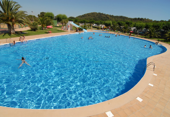 Grande piscine extérieure avec des invités au Park Mas Patoxas – Bungalows Costa Brava site de glamping.