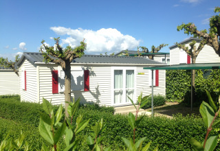 Glamping accommodatie bij Park Mas Patoxas – Bungalows Costa Brava, zonnige bungalows met veel groen.