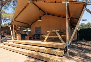 Glampingaccommodatie Park Mas Patoxas – Bungalows Costa Brava, houten veranda met picknicktafel.