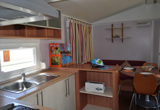 Innenraumansicht einer modernen Glamping-Unterkunft im Park Mas Patoxas – Bungalows Costa Brava mit Küche.