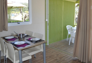 Eethoek binnen en overdekt terras bij Park Mas Patoxas – Bungalows Costa Brava, luxe glampingverblijf.
