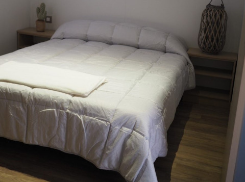 Dormitorio dentro de alojamiento glamping en Park Mas Patoxas – Bungalows Costa Brava con cama doble