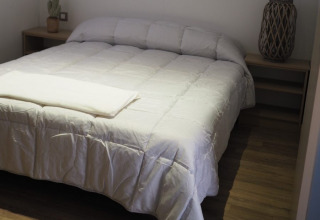 Slaapkamer in glamping accommodatie bij Park Mas Patoxas – Bungalows Costa Brava met tweepersoonsbed