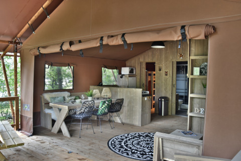Indvendigt glamping-område hos Camping Samoza – Glamping Lodges Veluwe med moderne faciliteter og hyggelig indretning.
