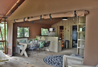 Interior of Camping Samoza – Glamping Lodges Veluwe showing stylish dining area, kitchen, and cozy modern decor.