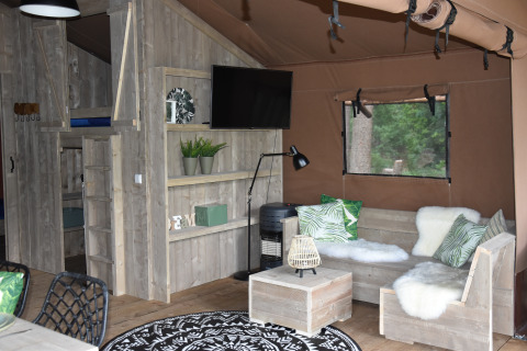 Vista interior de una lujosa tienda glamping en Camping Samoza – Glamping Lodges Veluwe con decoración moderna.