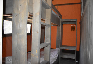 Intérieur d’un lodge glamping au Camping Samoza avec lits superposés et armoire, Veluwe, Pays-Bas.