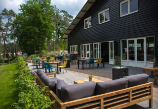 Outdoor terrace at Camping Samoza – Glamping Lodges Veluwe with cozy seating and a scenic natural view.