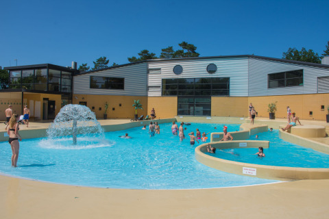 Piscine extérieure au Camping Samoza – Glamping Lodges Veluwe, des vacanciers profitent du soleil et de l’eau.