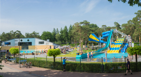 Buitenbad met glijbanen en bezoekers die genieten op Camping Samoza – Glamping Lodges Veluwe, tussen bomen.