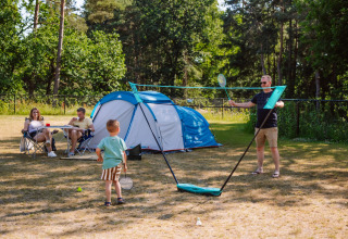 Family camping at Camping Samoza – Glamping Lodges Veluwe, playing badminton and relaxing at the tent.