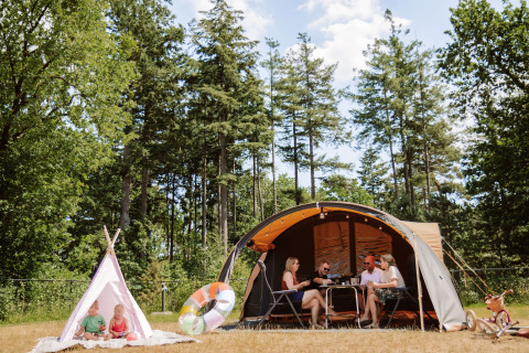 Familia en Camping Samoza – Glamping Lodges Veluwe, disfrutando de glamping en tienda junto al bosque.