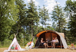 Familia en Camping Samoza – Glamping Lodges Veluwe, disfrutando de glamping en tienda junto al bosque.