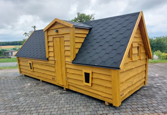 Ein märchenhaftes Holzhäuschen als Glamping-Unterkunft auf Camping Rissbach in Rheinland-Pfalz.