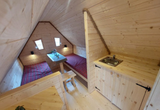 Intérieur du glamping Camping Rissbach - Sprookjeshuis Rijnland-Palts avec lits jumeaux en bois.