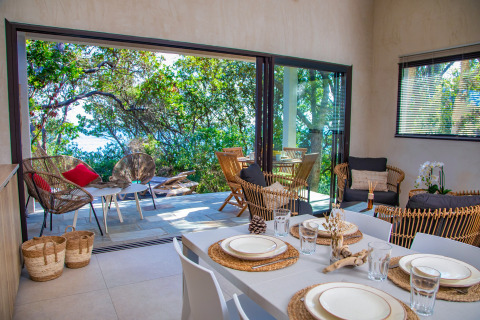 Alloggio glamping moderno con zona pranzo e salotto vista foresta presso Camping Bagheera Eco lodges Corsica.