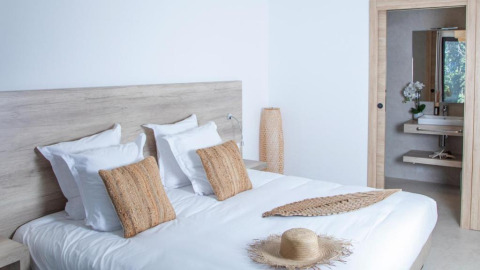 Moderne glamping accommodatie bij Camping Bagheera – Eco lodges Corsica met comfortabel bed en natuurdecor.