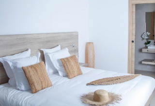 Hébergement glamping moderne au Camping Bagheera – Eco lodges Corse, avec lit confortable et déco naturelle.