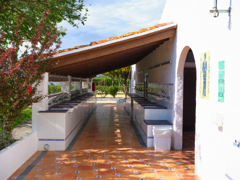 Gemeinschaftswaschbereich im Freien bei Camping Nautic Almata – Glamping Costa Brava mit vielen Spülen.