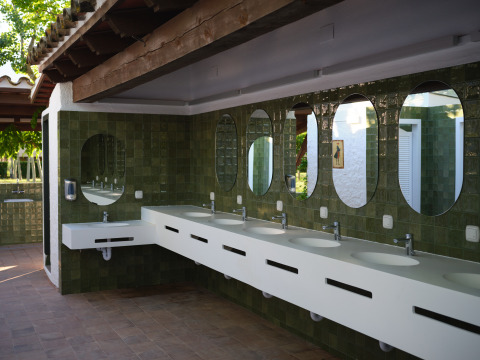 Modern shared bathroom with multiple sinks and mirrors at Camping Nautic Almata – Glamping Costa Brava.