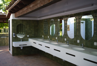 Modern shared bathroom with multiple sinks and mirrors at Camping Nautic Almata – Glamping Costa Brava.