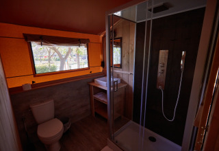Bagno moderno con doccia e WC al Camping Nautic Almata – Glamping Costa Brava in sistemazione glamping.