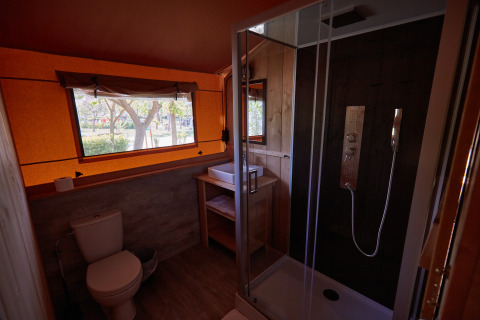 Modern badkamer met douche en toilet in Camping Nautic Almata – Glamping Costa Brava glampingaccommodatie.