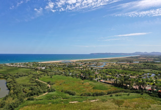 Vista aerea di Camping Nautic Almata – Glamping Costa Brava con aree verdi, spiaggia e mare sullo sfondo.