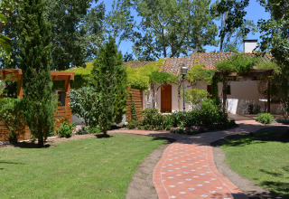 Glamping accommodation at Camping Nautic Almata – Glamping Costa Brava, featuring a garden and tiled walkway.