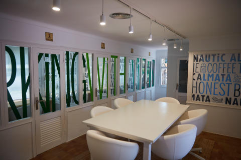 Helles Gemeinschaftszimmer mit modernen Möbeln im Camping Nautic Almata – Glamping Costa Brava Resort.