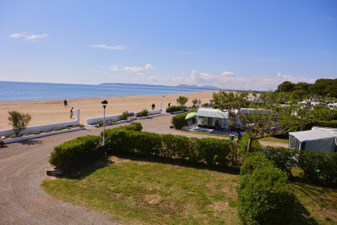 Udsigt over Camping Nautic Almata – Glamping Costa Brava med pladser tæt ved stranden og grønne omgivelser.