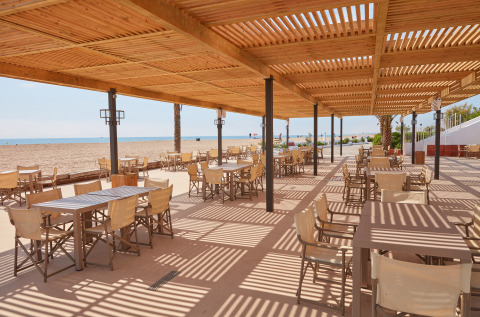 Espace repas extérieur avec pergola en bois au Camping Nautic Almata – Glamping Costa Brava, Espagne.