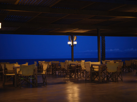 Outdoor-Essbereich bei Camping Nautic Almata – Glamping Costa Brava am Meer in der Dämmerung.