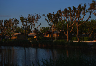 Alloggi glamping e campeggio presso il lago a Camping Nautic Almata – Glamping Costa Brava al tramonto.