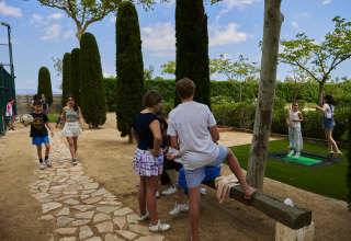 Bambini che giocano e si rilassano all'aperto nel verde al Camping Nautic Almata – Glamping Costa Brava.