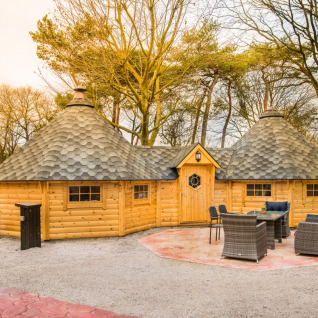 Hébergement glamping Finse Kota au Camping Beringerzand Limburg, vue extérieure avec mobilier de jardin.