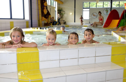 Kinder spielen in einem Innenpool im Camping Beringerzand - Finse Kota's Limburg, Niederlande.