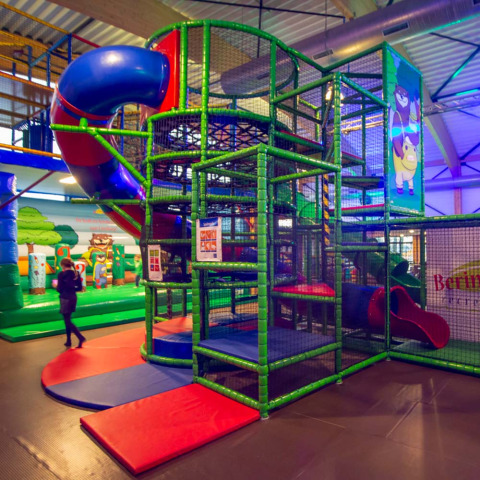 Indoor speeltuin met klimrek, glijbanen en zachte matten bij Camping Beringerzand - Finse Kota's Limburg.