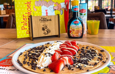 Une crêpe hollandaise garnie de fraises, chantilly et chocolat à Camping Beringerzand, Limburg.