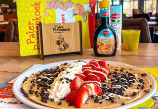 Een smakelijke pannenkoek met aardbeien, slagroom en chocolade bij Camping Beringerzand, Limburg.