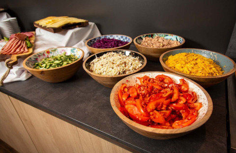 Buffet met verse salades en vleeswaren bij Camping Beringerzand - Finse Kota's Limburg in Nederland.